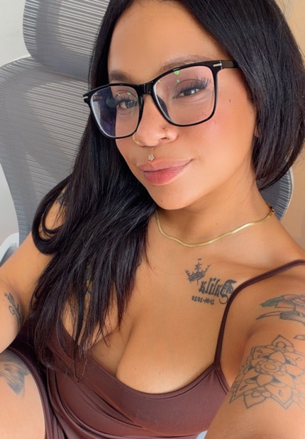 Ali live on cam for a girl video call on GoMeetCam